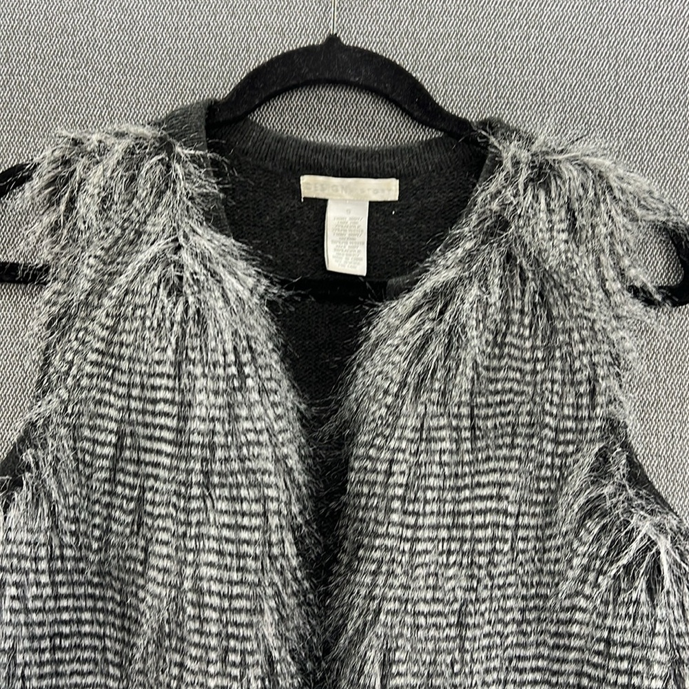 Design History Women’s Gray‎ Faux Fur Shaggy Open Front Knit Back Vest Size S - Picture 2 of 9